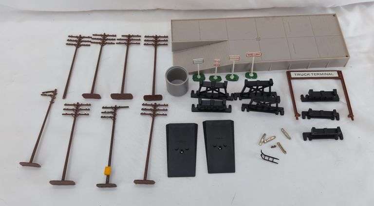 HO Scale Tyco Diesel freight train set with Engine, Rolling Stock, Track and Accessories