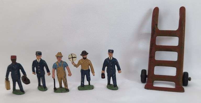 Prewar/Postwar Marx Glendale Depot and American Flyer O/S Gauge No. 90 Hyde Park Station, 578 Station Figure Set in box