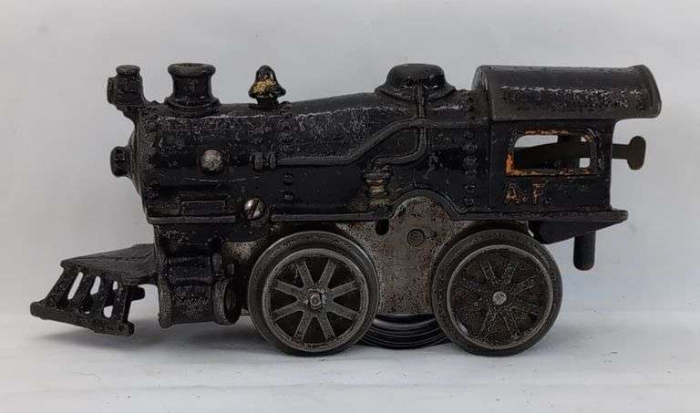 Prewar American Flyer O Gauge cast iron key wind 0-4-0 steam locomotive image