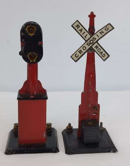 Marx O Gauge Train Accessories Twin Light Lamp Posts and Crossing Signals
