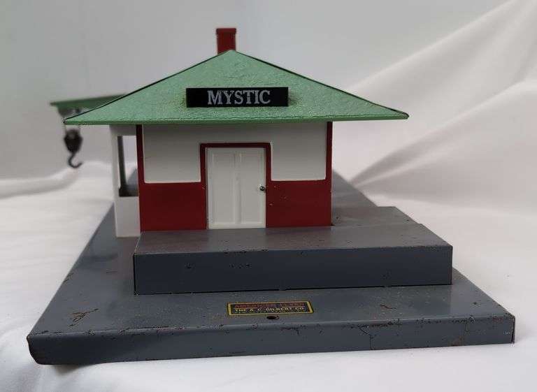 Prewar American Flyer Lines O Gauge 612 freight and passenger station with crane