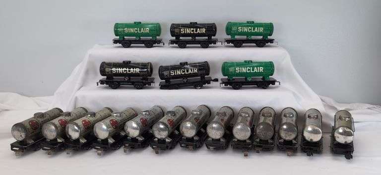 Lot of 19 Marx O Gauge Union Tank Co., Sinclair and Santa Fe 4-wheel tank cars image
