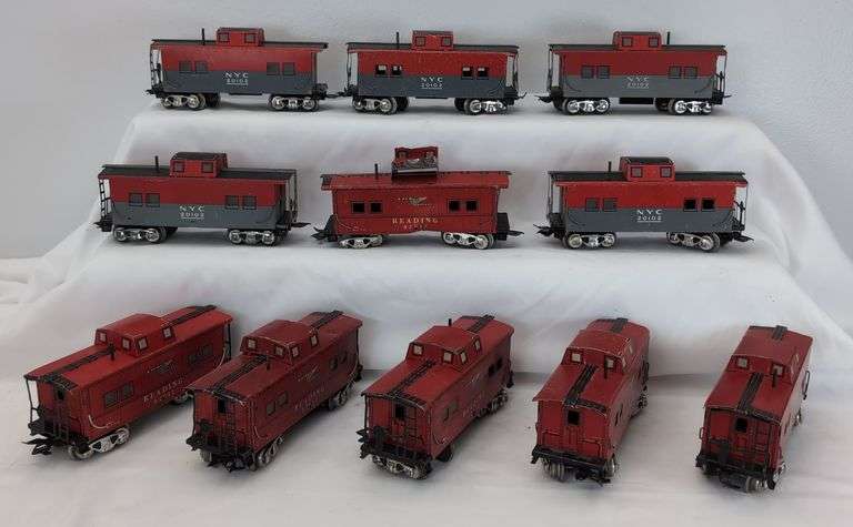 Lot of 11 Marx O Gauge lithographed tinplate Cabooses - 20102 NYC & 92812 Reading Lines image