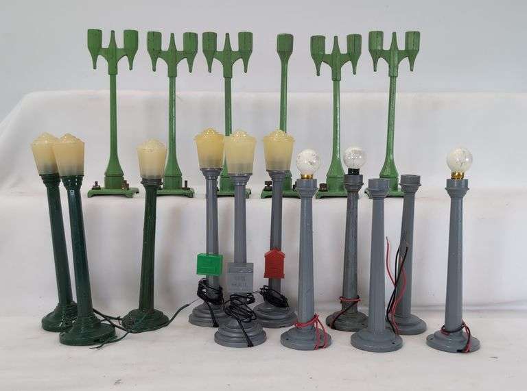 Prewar/Postwar American Flyer O/S Gauge single and double street lamps, die-cast and plastic image