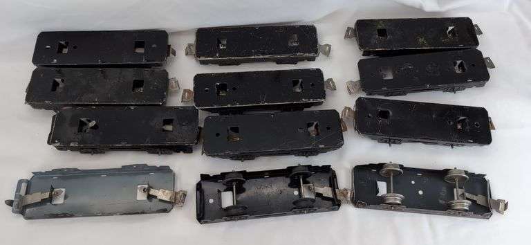 Twenty-five Marx O Gauge flat cars, pipe/log cars, chassis olive drab