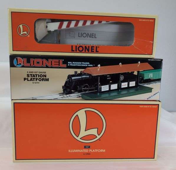 Modern Era Lionel O Gauge Train Accessories Lot - Crossing Flasher, Platform, Trestle Mint in box