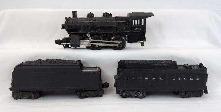 Postwar Lionel Lines O Gauge 1625 0-4-0 steam switcher locomotive and two tenders 6466W image