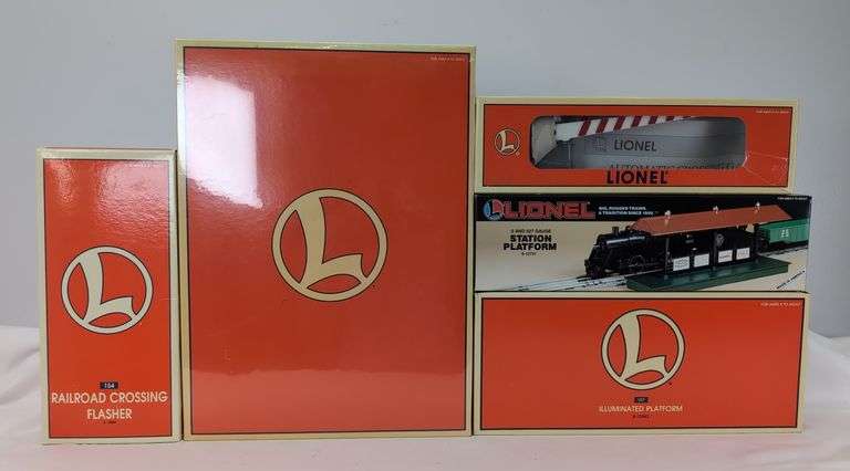 Modern Era Lionel O Gauge Train Accessories Lot - Crossing Flasher, Platform, Trestle Mint in box image