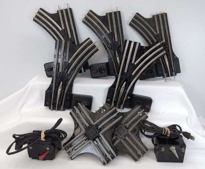 Two pairs of Lionel O42 manual control switches, two O20 90 degree crossovers, 1014 and 1016 transformers image