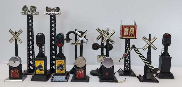 Marx O Gauge Tinplate Train Signals, Lamp Posts, Crossing Gates, Switch Tower, more image