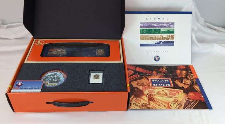 Lionel Railroad Club Gold Member Train Car Sets 1999 19978 and 2000 19991
