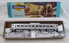 Athearn HO NH Budd cars, SF passenger cars, Swift reefer in original boxes