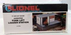 Lionel O and 027 Gauge Animated Fork Lift Loader Station 6-12798 in box