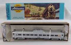 Athearn HO NH Budd cars, SF passenger cars, Swift reefer in original boxes