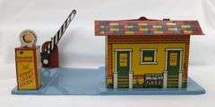 Prewar/Postwar Marx Glendale Depot and American Flyer O/S Gauge No. 90 Hyde Park Station, 578 Station Figure Set in box