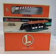 Modern Era Lionel O Gauge Train Accessories Lot - Crossing Flasher, Platform, Trestle Mint in box