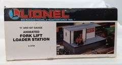 Lionel O and 027 Gauge Animated Fork Lift Loader Station 6-12798 in box