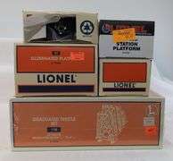 Modern Era Lionel O Gauge Train Accessories Lot - Crossing Flasher, Platform, Trestle Mint in box