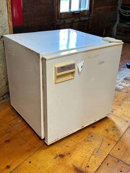 DANBY DIPLOMAT MINI FRIDGE