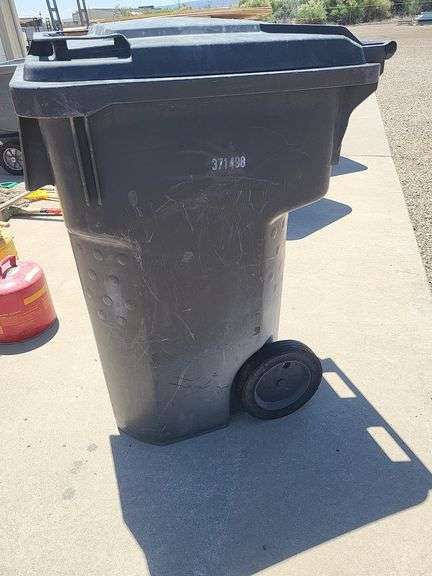 IPL Wheeled Trash Can