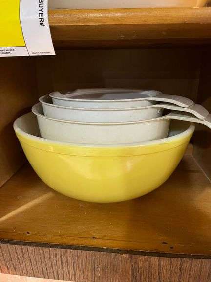 Mixed Kitchen Lot: Pyrex Bowls, Apple Pie Plate, and Strainers