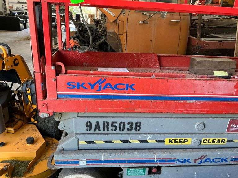 SkyJack Scissor Lift image