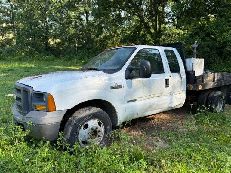 2005 Ford F-350 Super Duty Flatbed Truck