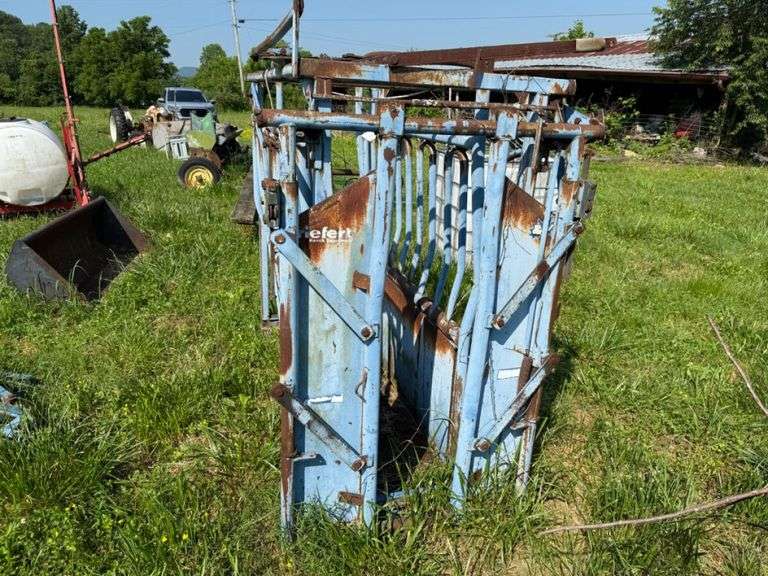 Priefert cattle squeeze chute w/head gate