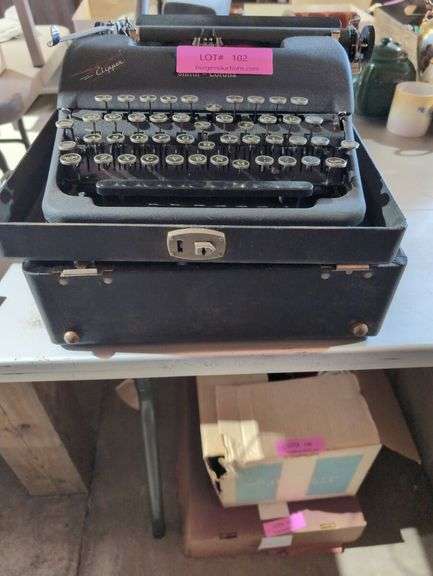 Smith Corona Clipper Typewriter with Case