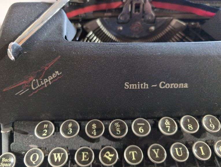 Smith Corona Clipper Typewriter with Case