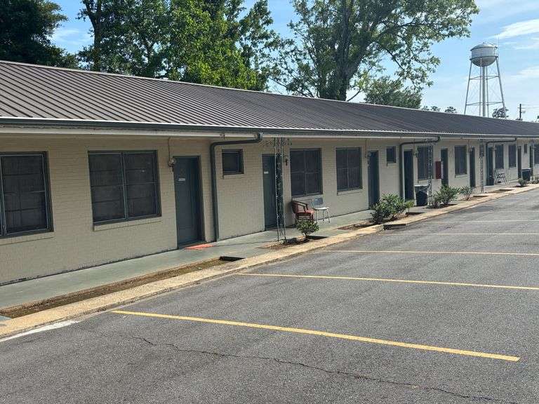 The Gray Motel, 112 E. Clinton St., Gray, GA