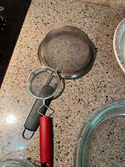 Mixed Kitchen Lot: Pyrex Bowls, Apple Pie Plate, and Strainers
