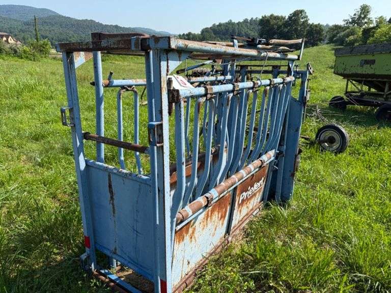 Priefert cattle squeeze chute w/head gate