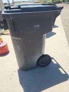 IPL Wheeled Trash Can