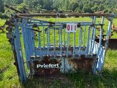 Priefert cattle squeeze chute w/head gate