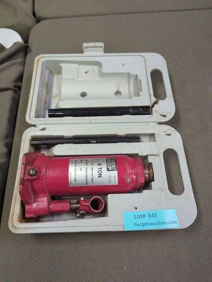 Tool Shop 6 Ton Hydraulic Bottle Jack in Case image