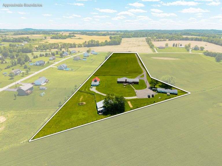 AUCTION! TWO HOMES • FINISHED METAL BUILDING (BARNDOMINIUM) • 70'x40' BARN • 9± ACRES