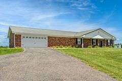 AUCTION! TWO HOMES • FINISHED METAL BUILDING (BARNDOMINIUM) • 70'x40' BARN • 9± ACRES